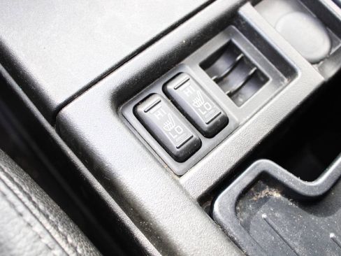 Used 2011 Mitsubishi Endeavor SE image 17