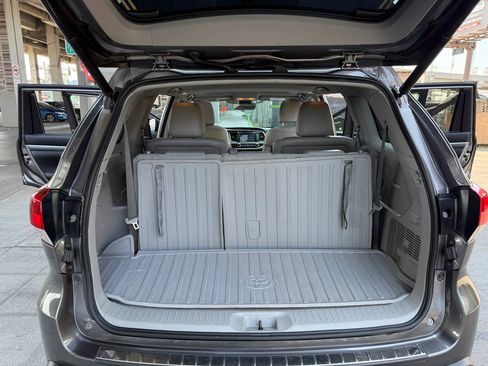 Used 2018 Toyota Highlander Limited image 19