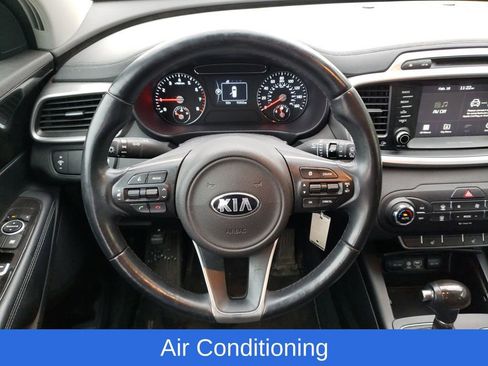 Used 2017 Kia Sorento LX w/ LX Convenience Package image 12