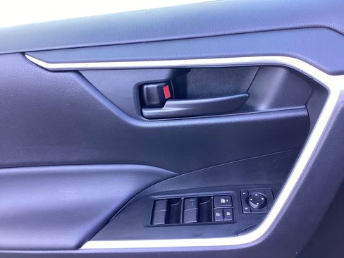 Certified 2025 Toyota RAV4 LE image 28