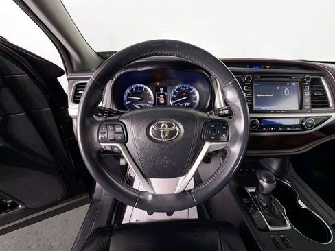Used 2016 Toyota Highlander XLE AWD/4WD image 11