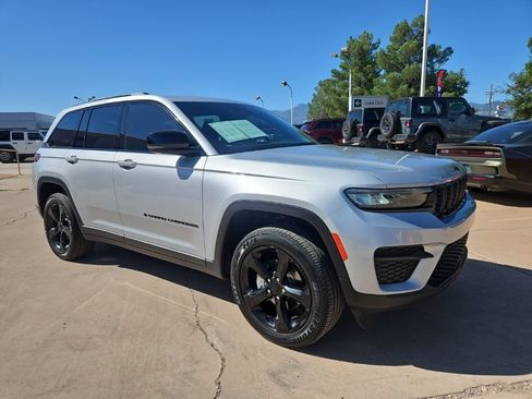 Certified 2023 Jeep Grand Cherokee Altitude AWD/4WD image 5