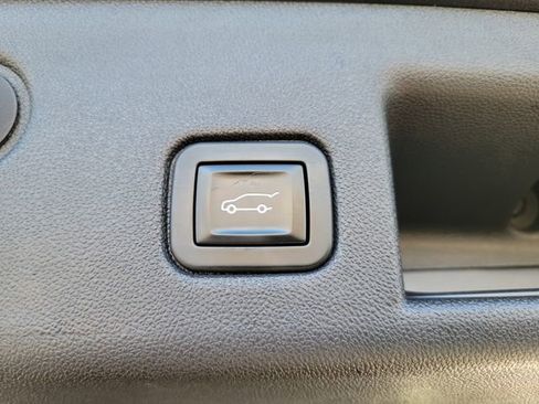 Used 2020 Chevrolet Equinox LT w/ Driver Convenience Package FWD image 12