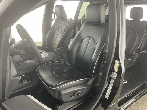 Used 2025 Chrysler Pacifica Limited image 33