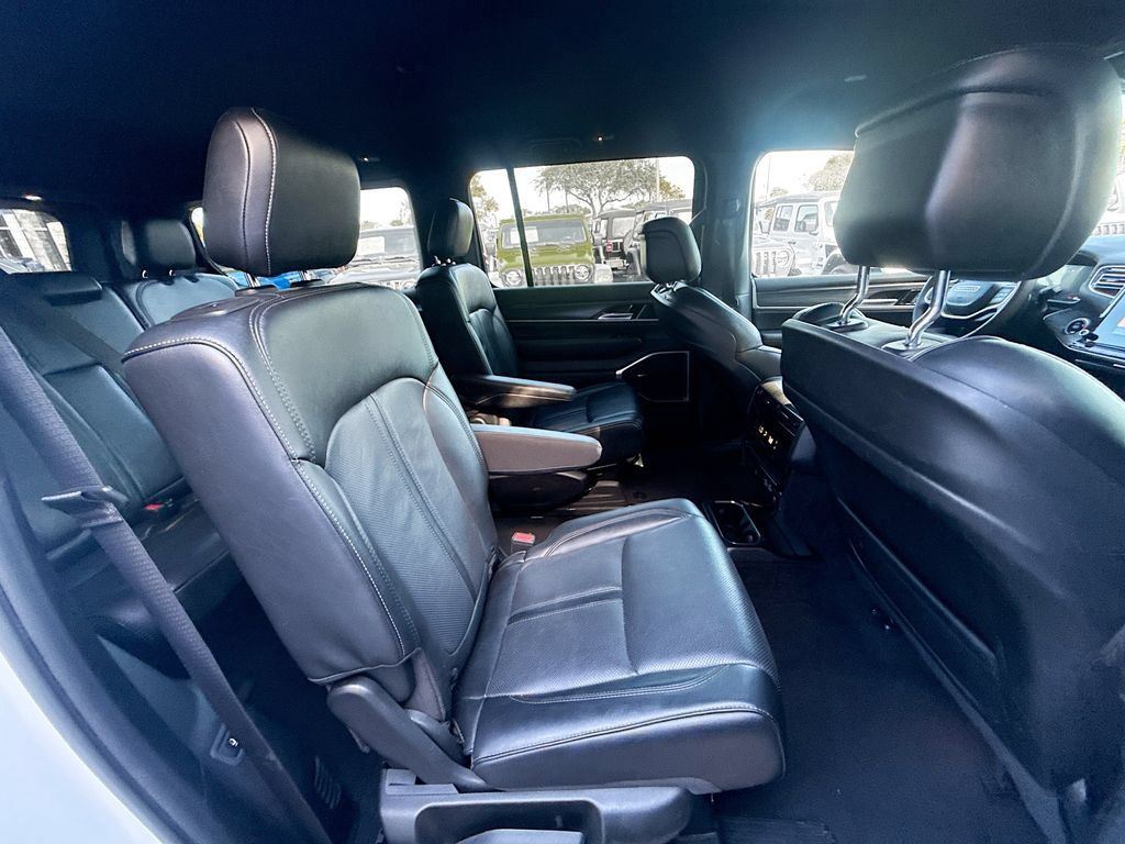 Used 2024 Jeep Wagoneer Series III AWD/4WD image 32