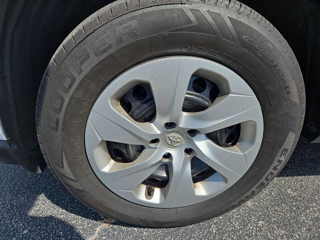 Used 2019 Toyota RAV4 LE FWD image 10