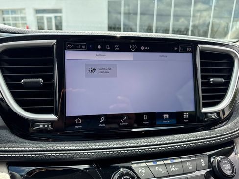 Used 2024 Chrysler Pacifica Touring-L AWD/4WD image 36