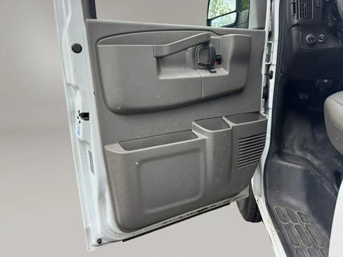 Used 2017 Chevrolet Express 2500 RWD image 9