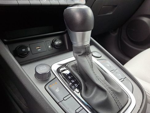 Used 2022 Hyundai Kona Limited AWD/4WD image 16