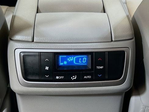 Used 2019 Toyota Highlander XLE FWD image 24