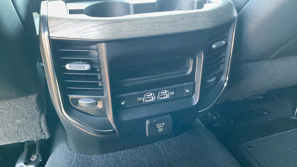 Used 2025 RAM 2500 Limited AWD/4WD image 10