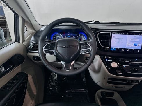 Used 2023 Chrysler Pacifica Touring-L image 20