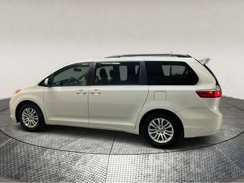 Used 2017 Toyota Sienna XLE image 4