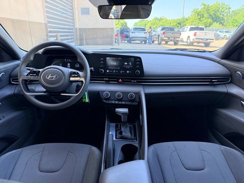 Used 2024 Hyundai Elantra SE FWD image 13
