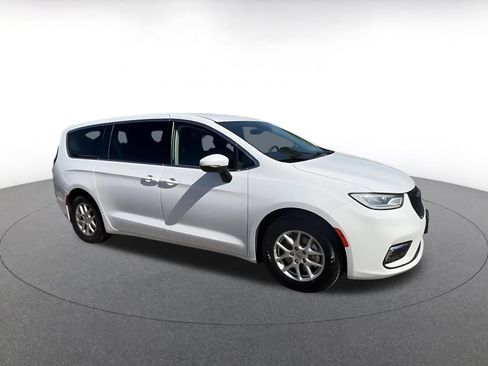 Used 2023 Chrysler Pacifica Touring-L FWD image 2