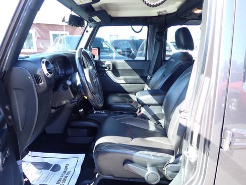 Used 2016 Jeep Wrangler Unlimited Sahara w/ Connectivity Group AWD/4WD image 9