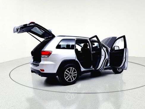 Used 2019 Jeep Grand Cherokee Trailhawk AWD/4WD image 14