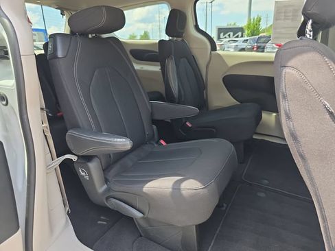 Used 2023 Chrysler Voyager LX FWD image 15