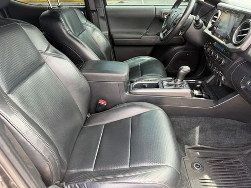 Used 2019 Toyota Tacoma TRD Off-Road AWD/4WD image 16