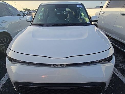 Used 2025 Kia Soul LX w/ LX Technology Package FWD image 3