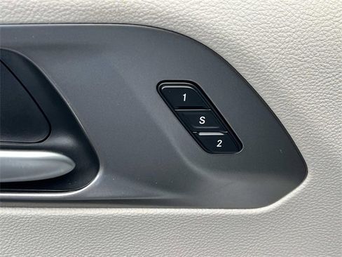 Used 2024 Chrysler Pacifica Touring-L image 31