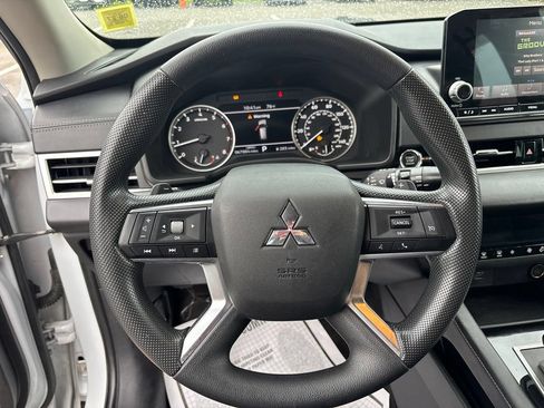 Used 2022 Mitsubishi Outlander ES AWD/4WD image 16