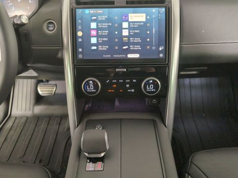 Certified 2025 Land Rover Discovery Dynamic SE image 21