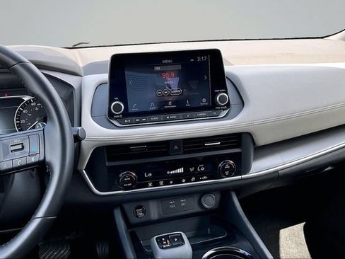 Used 2025 Nissan Rogue SV AWD/4WD image 9