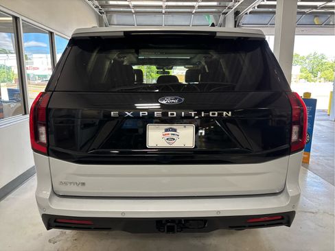 Used 2025 Ford Expedition Active AWD/4WD image 6