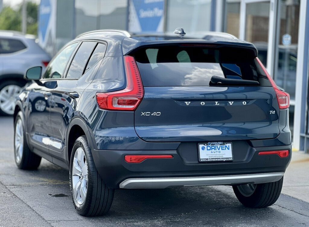Used 2021 Volvo XC40 T4 Momentum FWD image 3