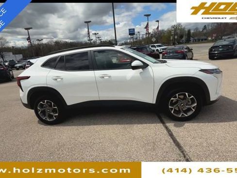 Certified 2025 Chevrolet Trax LT w/ Driver Confidence Package image 9