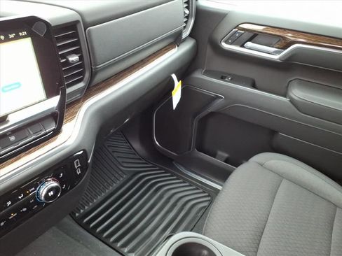 New 2026 GMC Sierra 1500 SLE w/ Preferred Package image 17