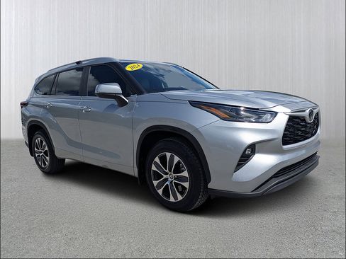 Used 2024 Toyota Highlander XLE FWD image 1
