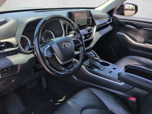 Used 2023 Toyota Highlander XLE FWD image 14