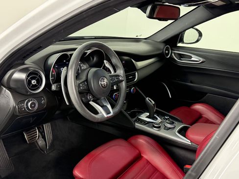 Used 2023 Alfa Romeo Giulia Veloce image 4