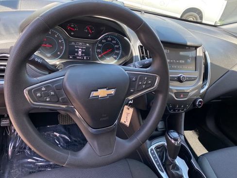 Used 2017 Chevrolet Cruze LT FWD image 12