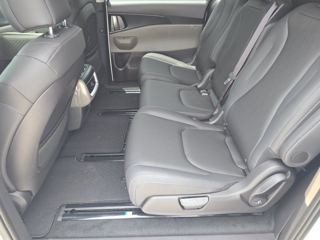 New 2027 Kia Carnival FWD image 16