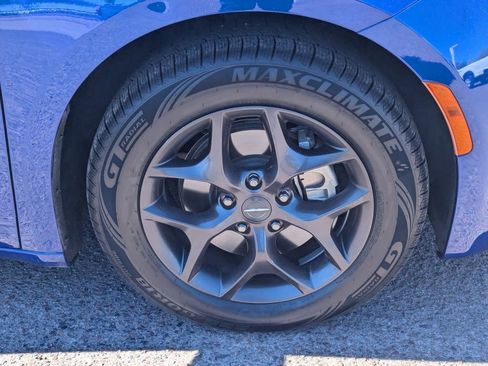 Used 2020 Chrysler Pacifica Touring w/ S Appearance Package FWD image 9