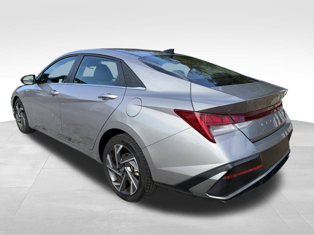 Used 2025 Hyundai Elantra SEL FWD image 7