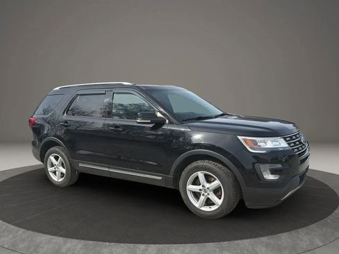 Used 2017 Ford Explorer XLT w/ Equipment Group 202A AWD/4WD image 16