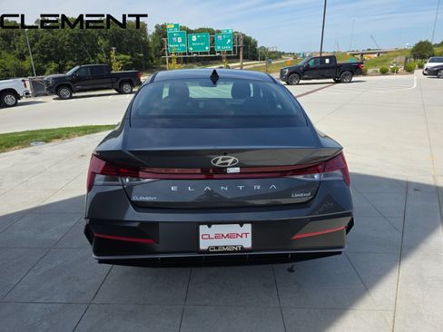 Certified 2025 Hyundai Elantra Limited FWD image 10