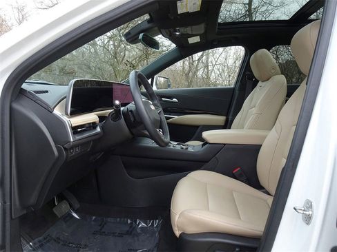 Certified 2024 Cadillac XT4 Luxury w/ Cold Weather Package image 8