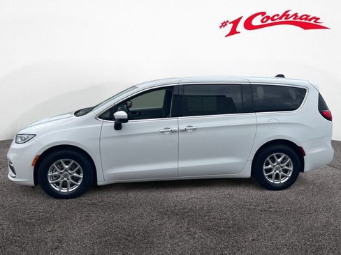 Used 2023 Chrysler Pacifica Touring-L FWD image 24