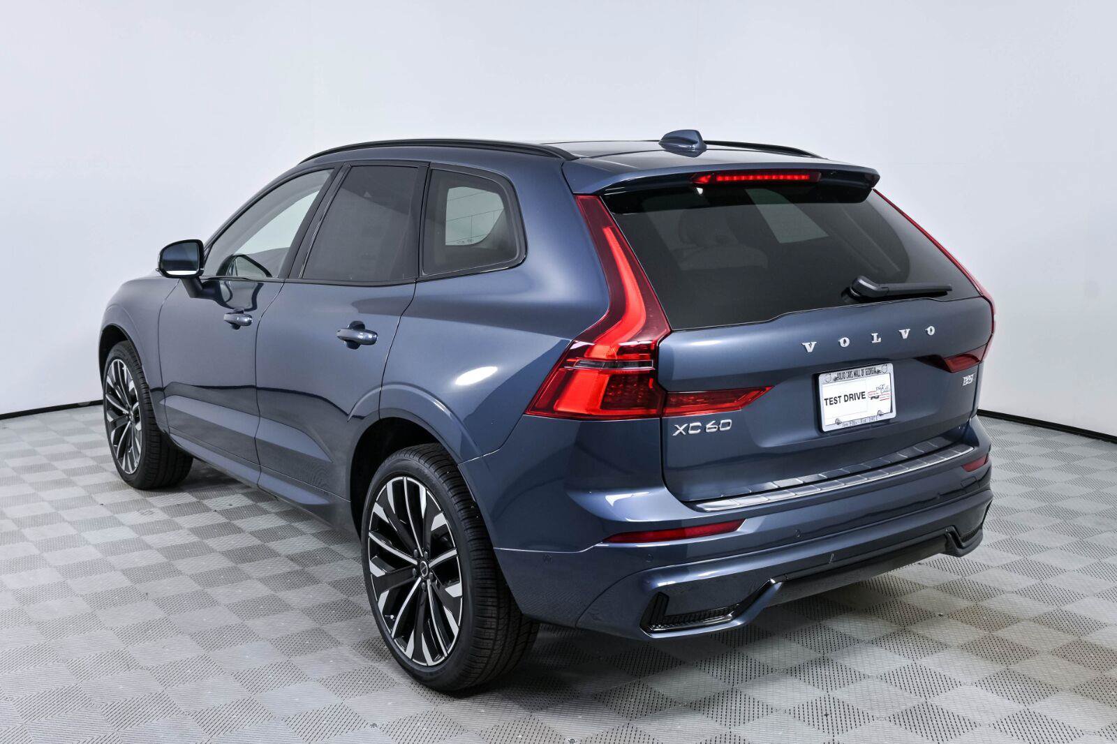 Used 2027 Volvo XC60 B5 Ultra AWD/4WD image 3