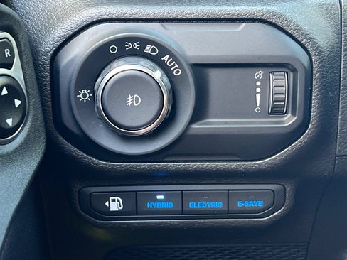 Used 2023 Jeep Wrangler Unlimited Sahara w/ Cold Weather Group AWD/4WD image 39