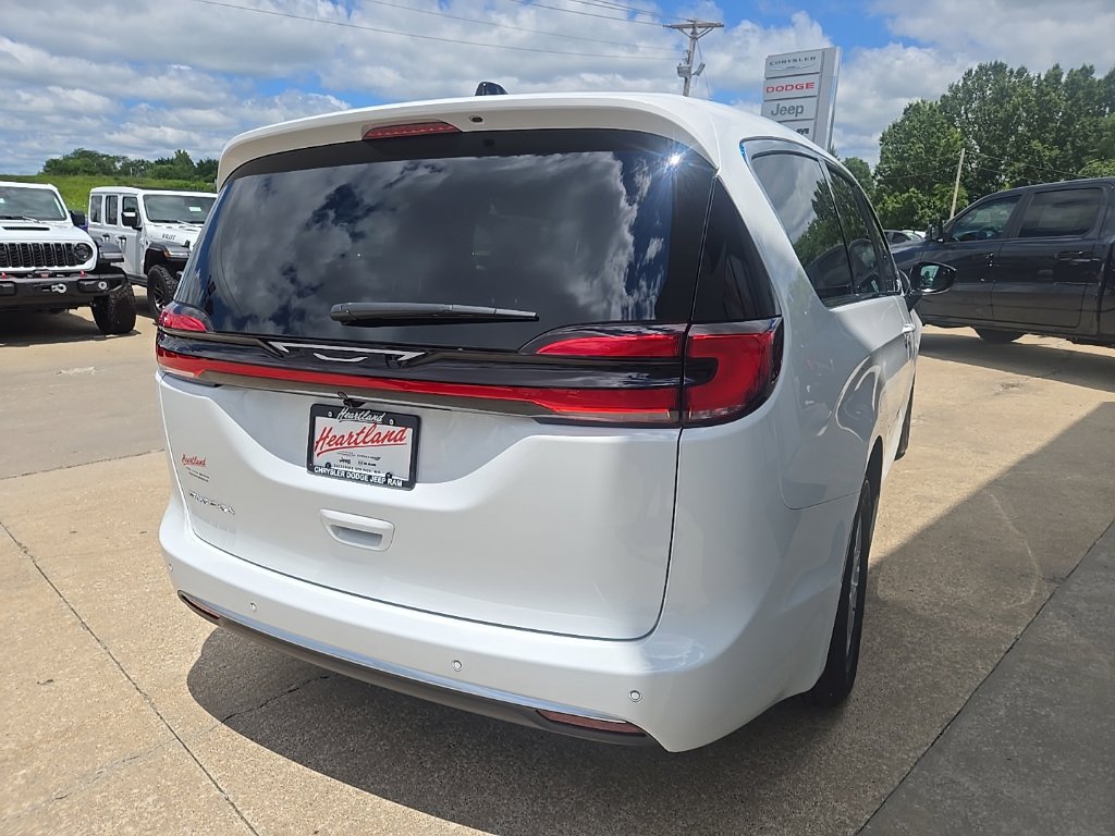 New 2027 Chrysler Pacifica Select w/ Family Tech Group FWD image 12