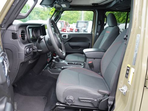 Used 2025 Jeep Wrangler Unlimited Rubicon AWD/4WD image 10