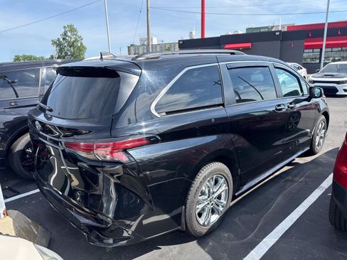 Used 2021 Toyota Sienna XSE FWD image 3