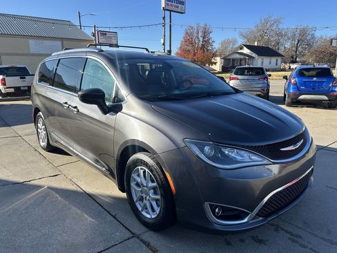 Used 2020 Chrysler Pacifica Touring-L image 11