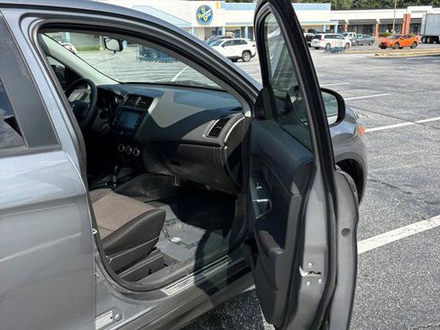 Used 2018 Mitsubishi Outlander Sport ES FWD image 15
